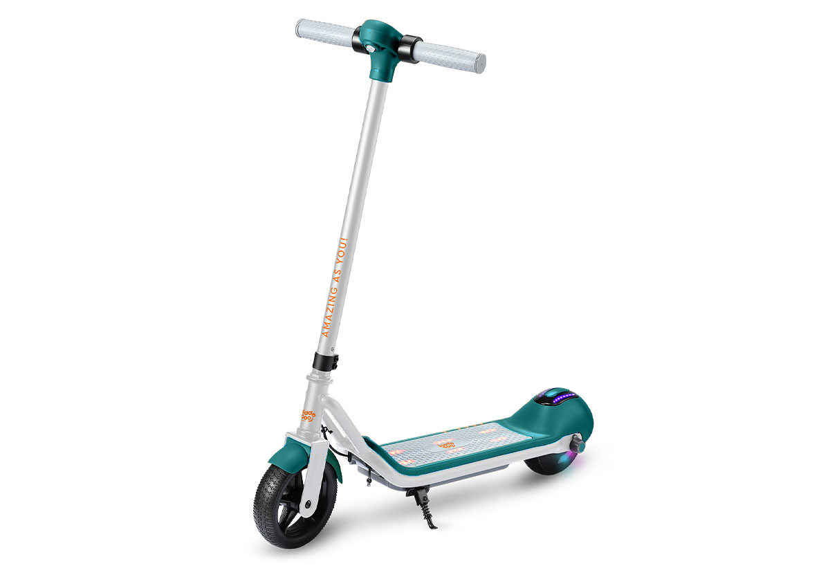 Απεικονίζεται το σκούτερ από πλάγια όψη.